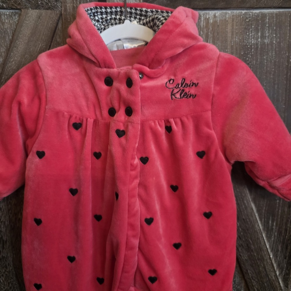 Calvin‎ Klein Snowsuit Infant Size 0-3 Months Pink Black Hearts Herringbone Hood - Picture 3 of 6